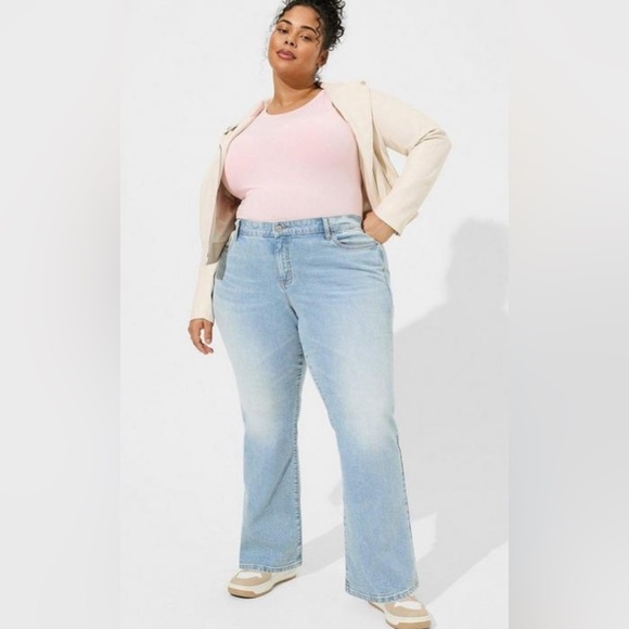 Torrid light wash slim boot stretch mid rise jeans nwot